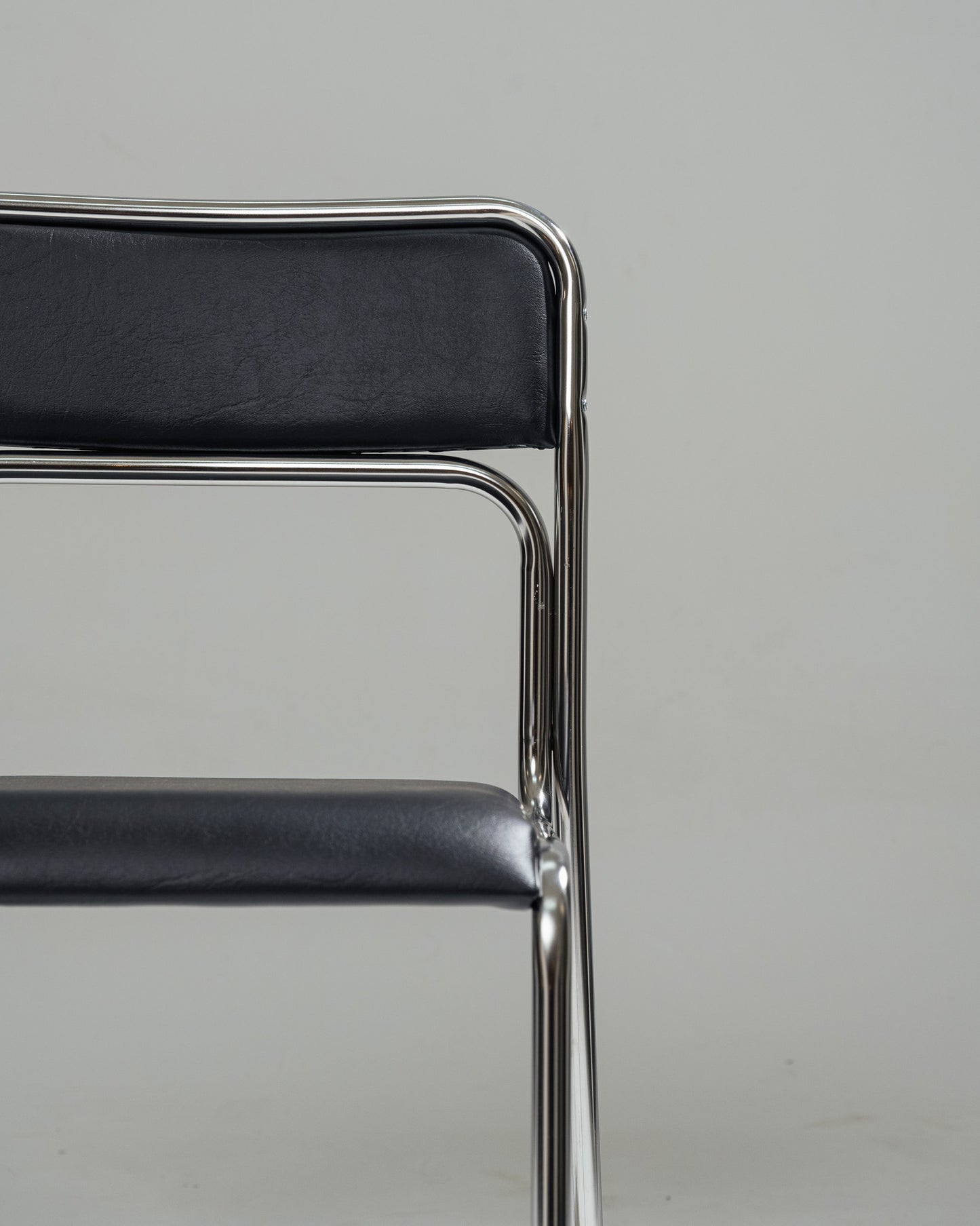 PAIRE DE CHAISES EN ACIER TUBULAIRE ET SIMILI CUIR NOIR, 1980s