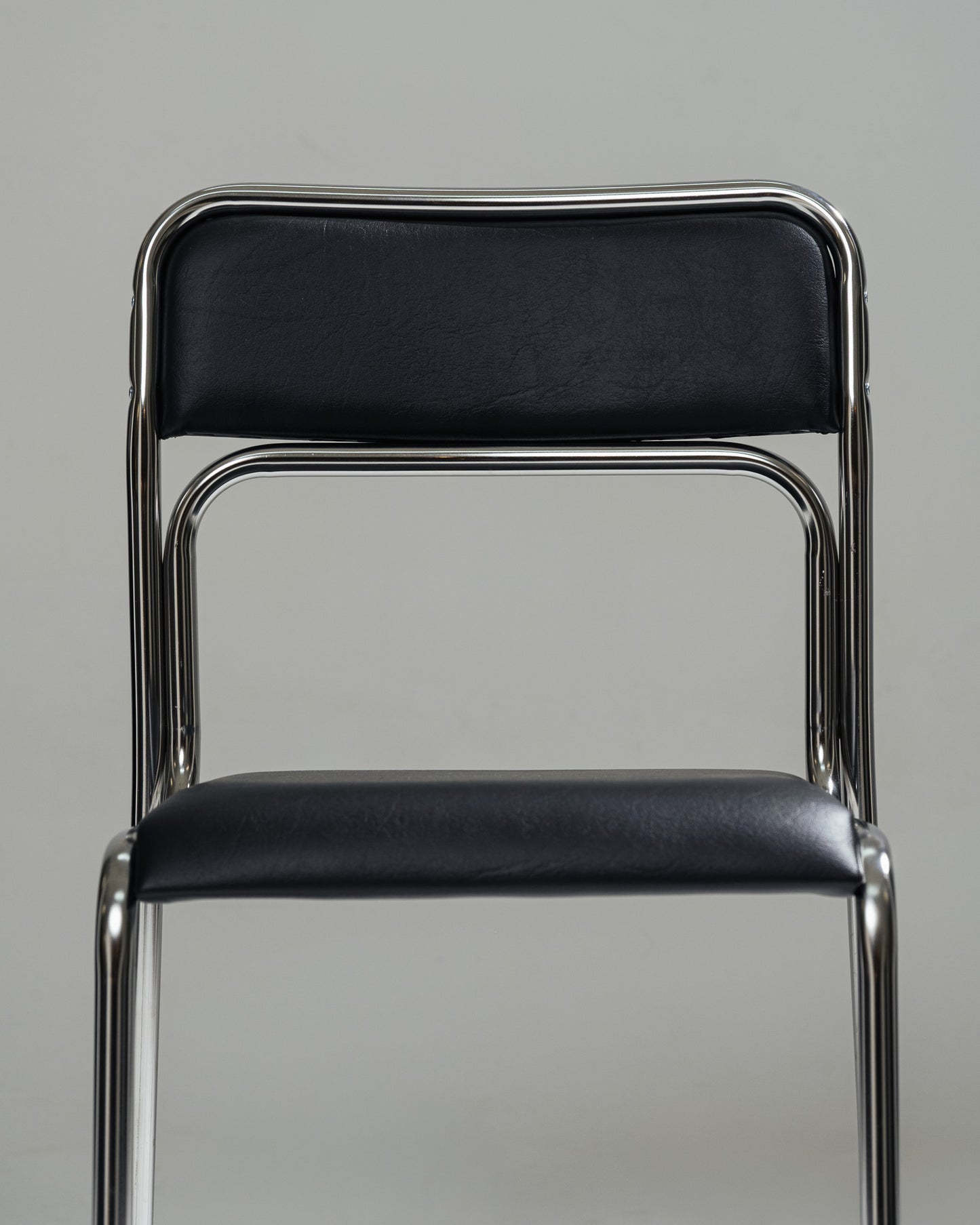 CHAISE EN ACIER TUBULAIRE ET SIMILI CUIR NOIR, 1980s