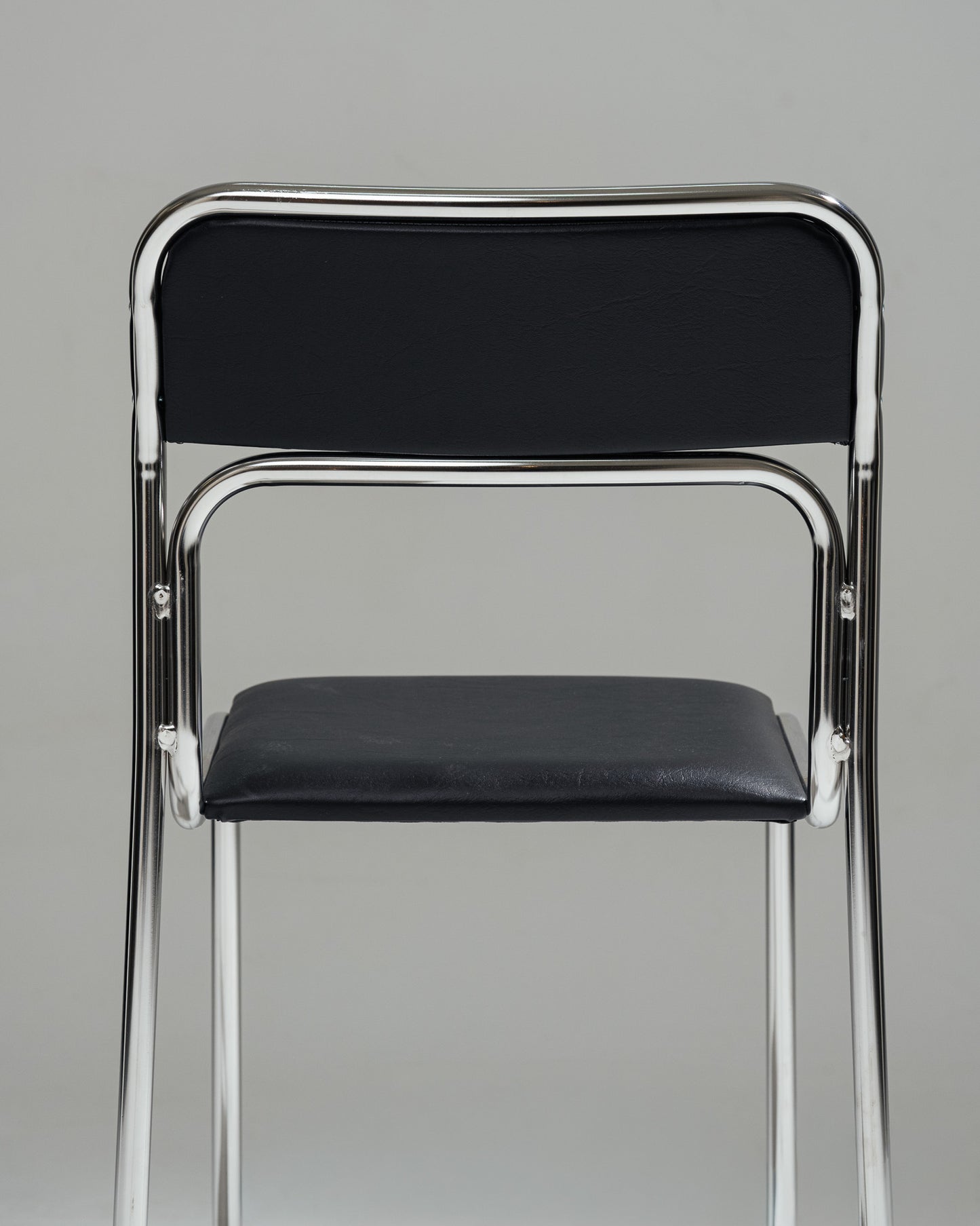 CHAISE EN ACIER TUBULAIRE ET SIMILI CUIR NOIR, 1980s