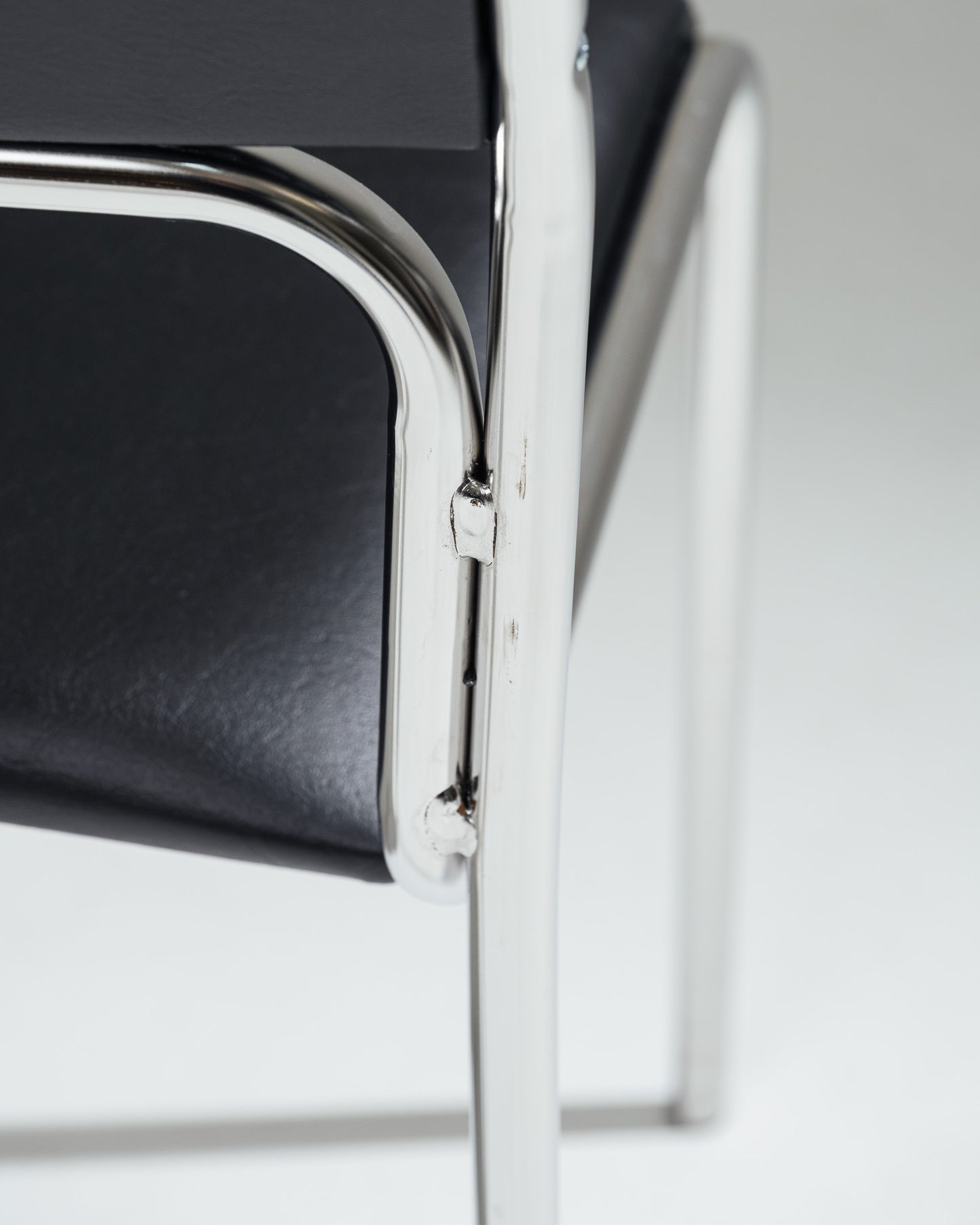 PAIRE DE CHAISES EN ACIER TUBULAIRE ET SIMILI CUIR NOIR, 1980s