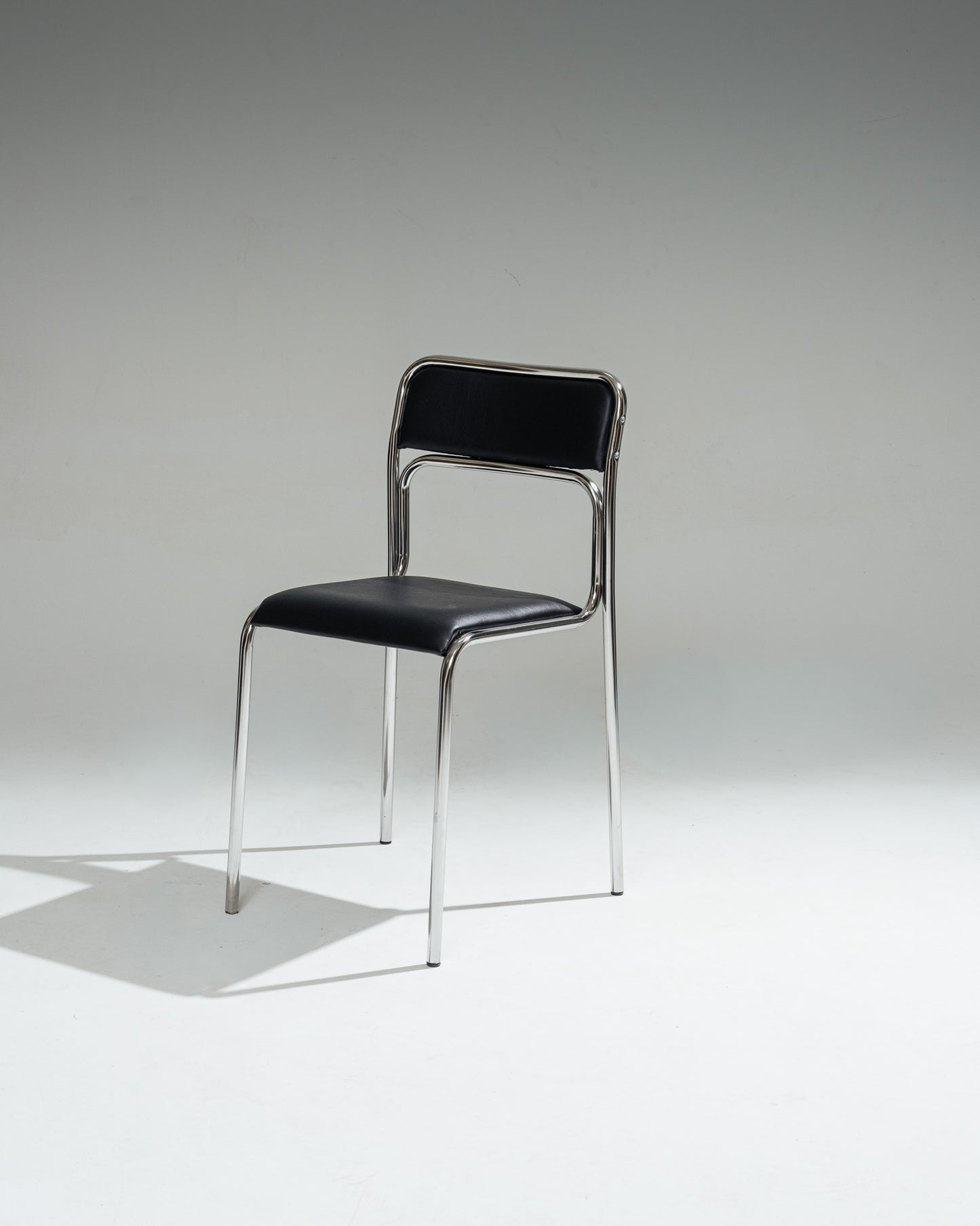 CHAISE EN ACIER TUBULAIRE ET SIMILI CUIR NOIR, 1980s