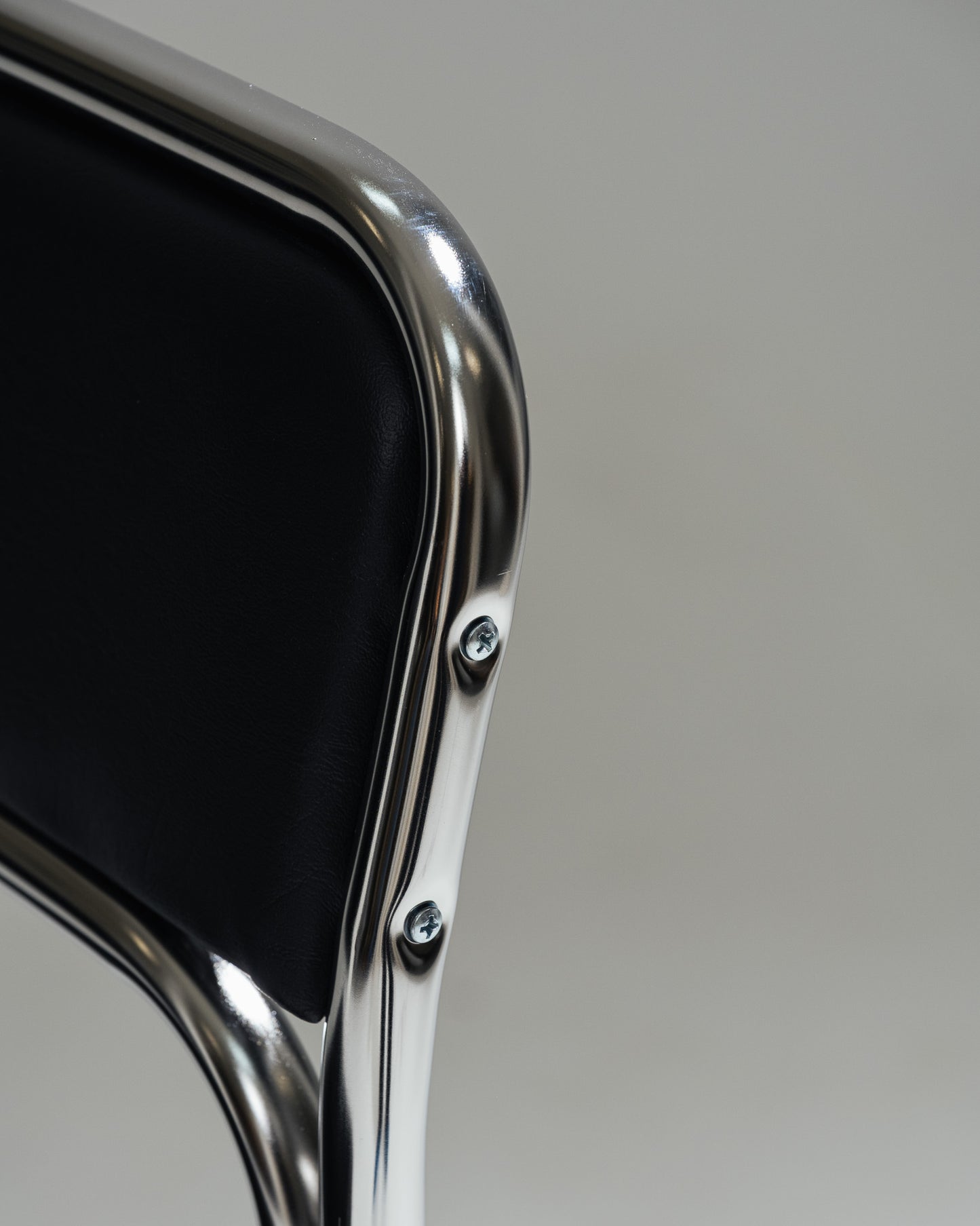 PAIRE DE CHAISES EN ACIER TUBULAIRE ET SIMILI CUIR NOIR, 1980s