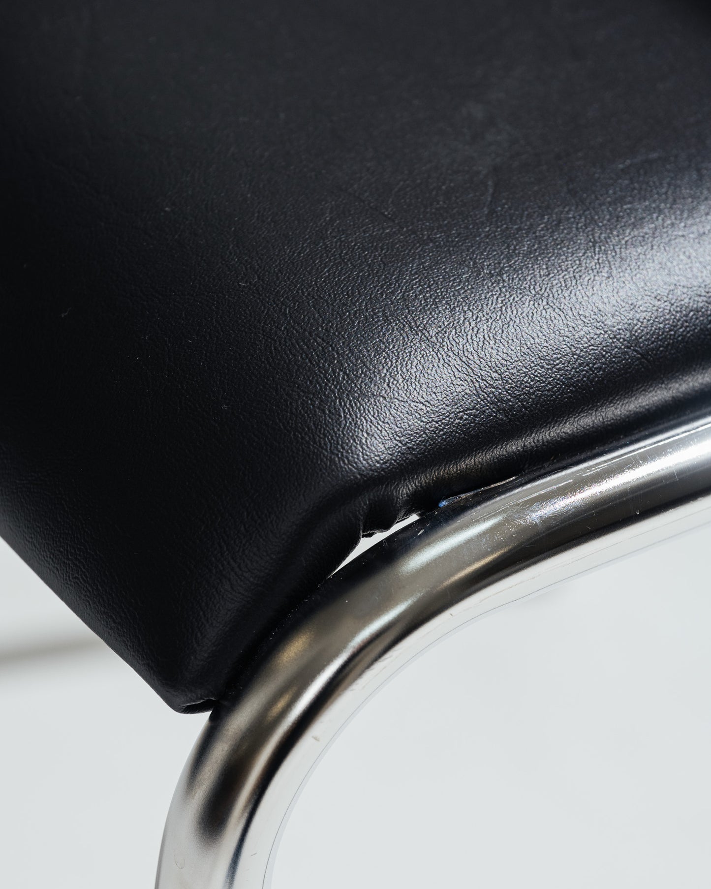 PAIRE DE CHAISES EN ACIER TUBULAIRE ET SIMILI CUIR NOIR, 1980s