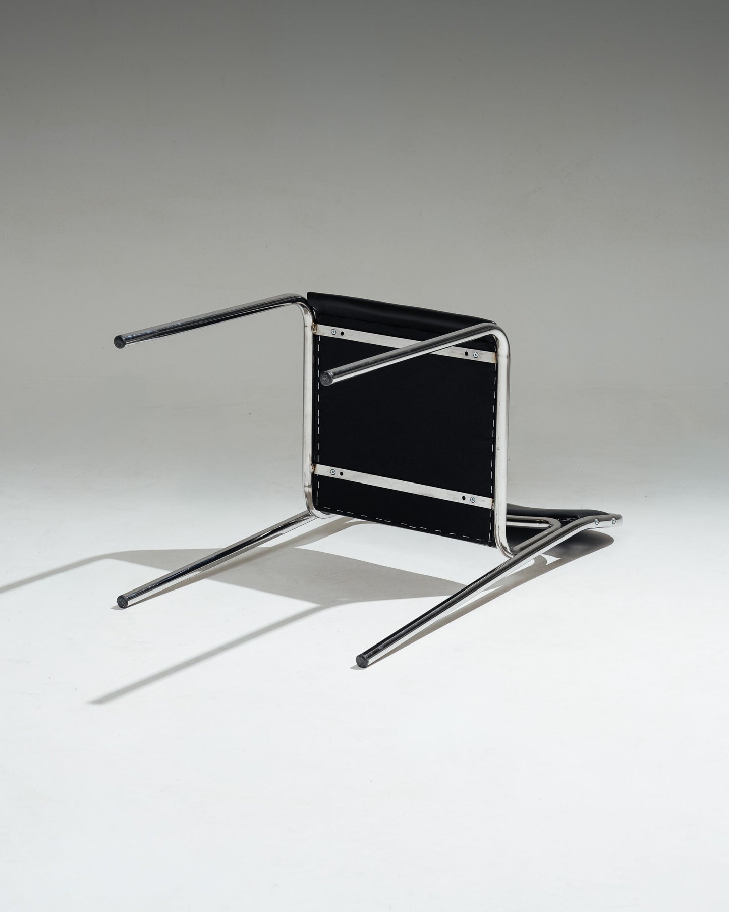CHAISE EN ACIER TUBULAIRE ET SIMILI CUIR NOIR, 1980s