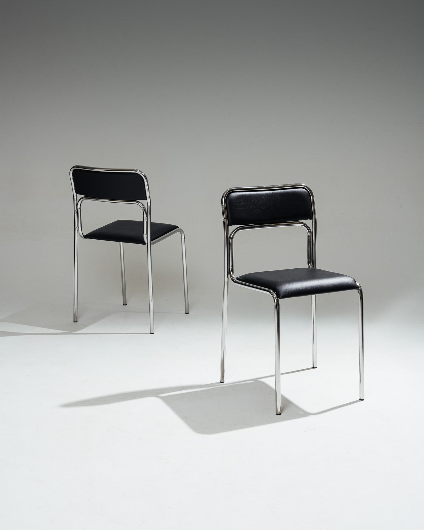 PAIRE DE CHAISES EN ACIER TUBULAIRE ET SIMILI CUIR NOIR, 1980s