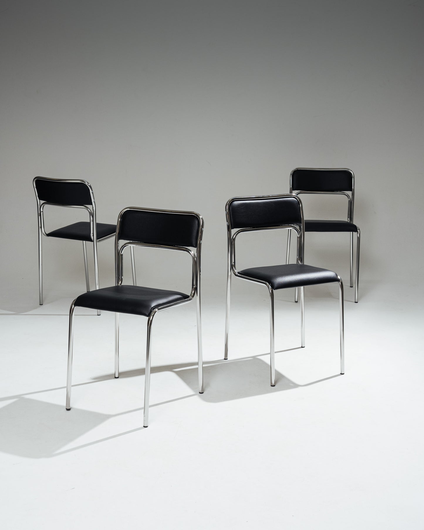 CHAISE EN ACIER TUBULAIRE ET SIMILI CUIR NOIR, 1980s