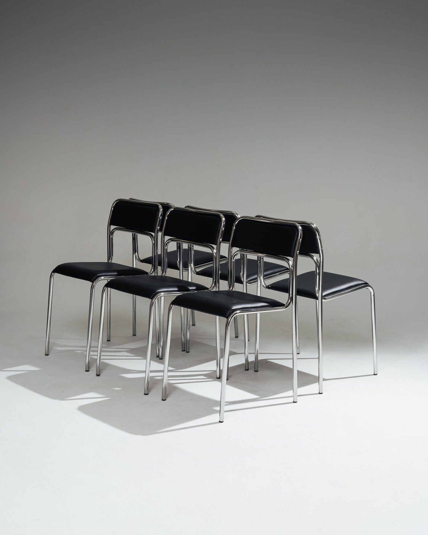 CHAISE EN ACIER TUBULAIRE ET SIMILI CUIR NOIR, 1980s