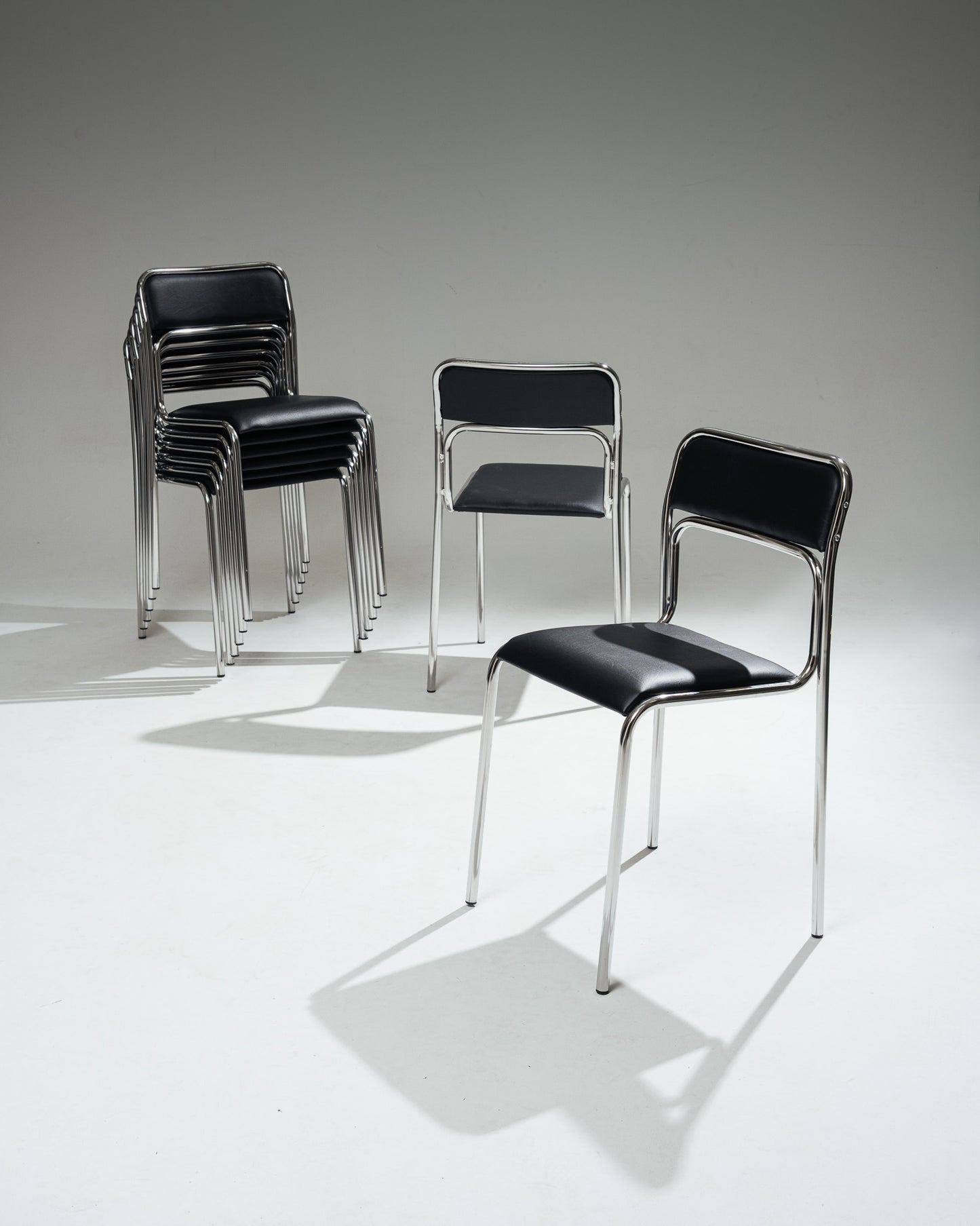 PAIRE DE CHAISES EN ACIER TUBULAIRE ET SIMILI CUIR NOIR, 1980s