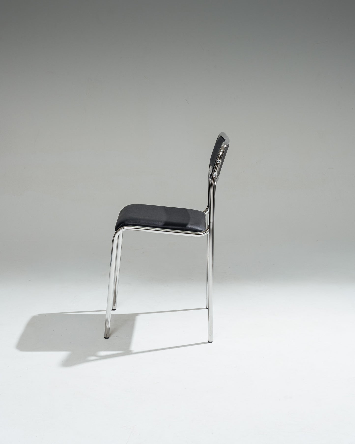 CHAISE EN ACIER TUBULAIRE ET SIMILI CUIR NOIR, 1980s