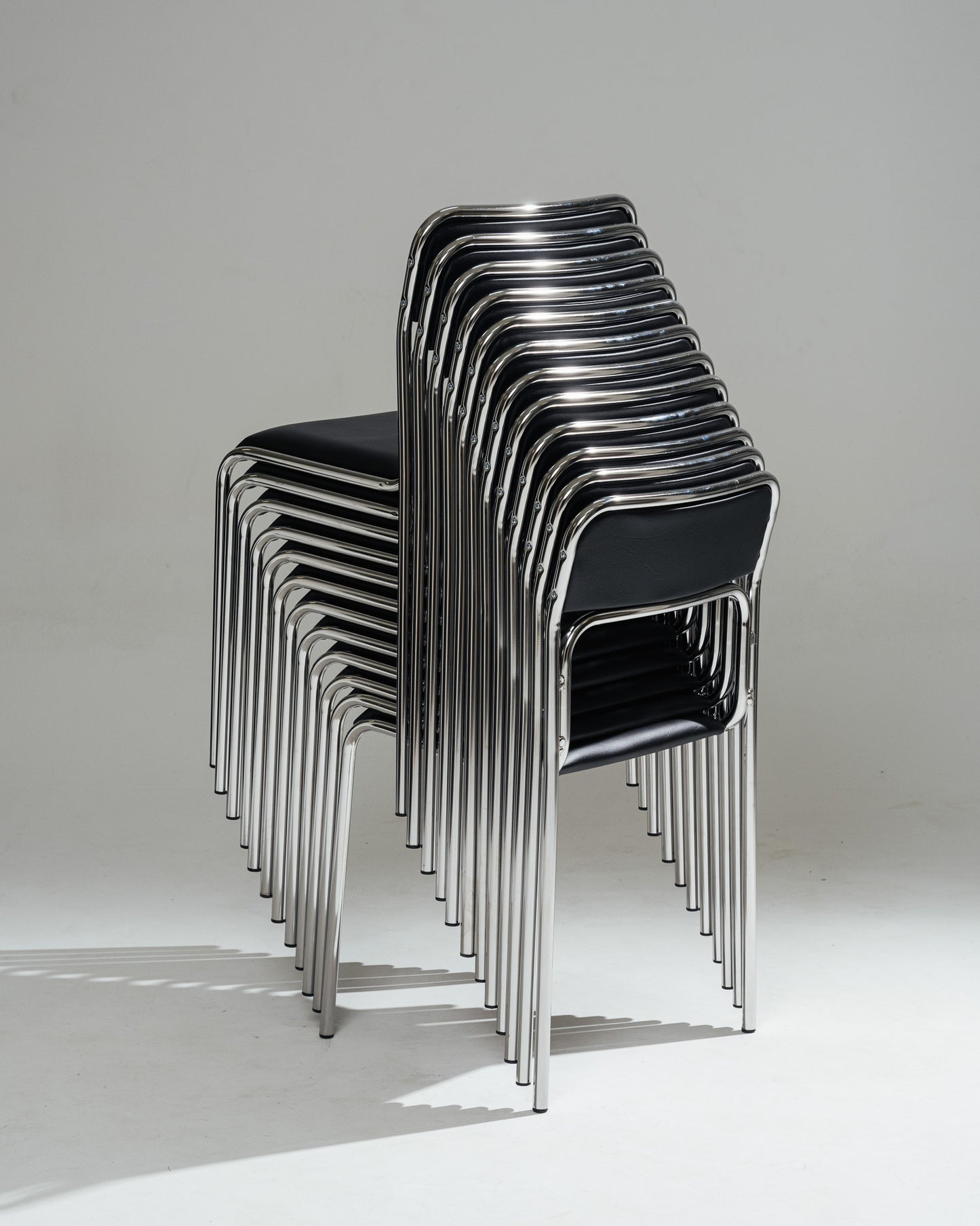 PAIRE DE CHAISES EN ACIER TUBULAIRE ET SIMILI CUIR NOIR, 1980s