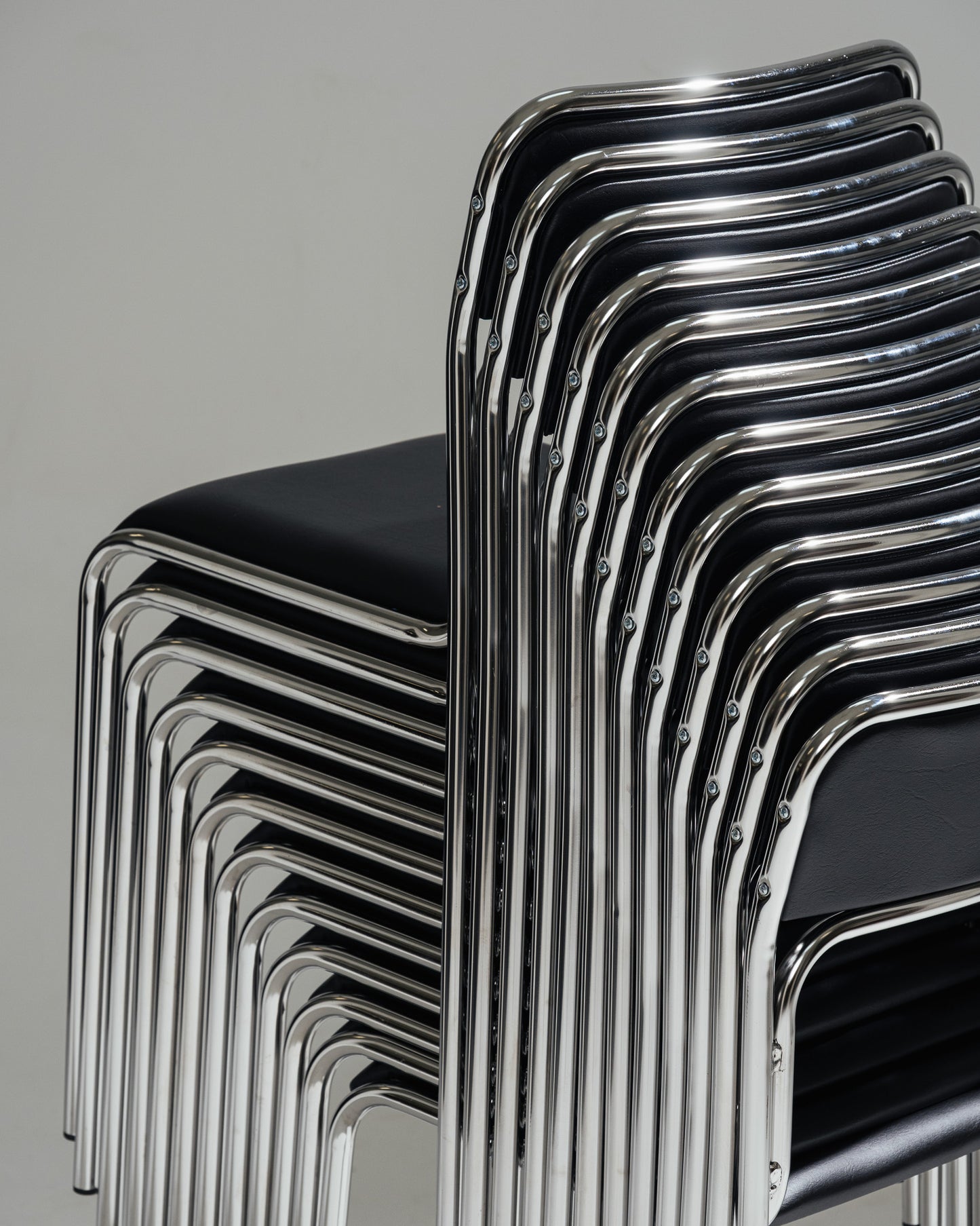 CHAISE EN ACIER TUBULAIRE ET SIMILI CUIR NOIR, 1980s