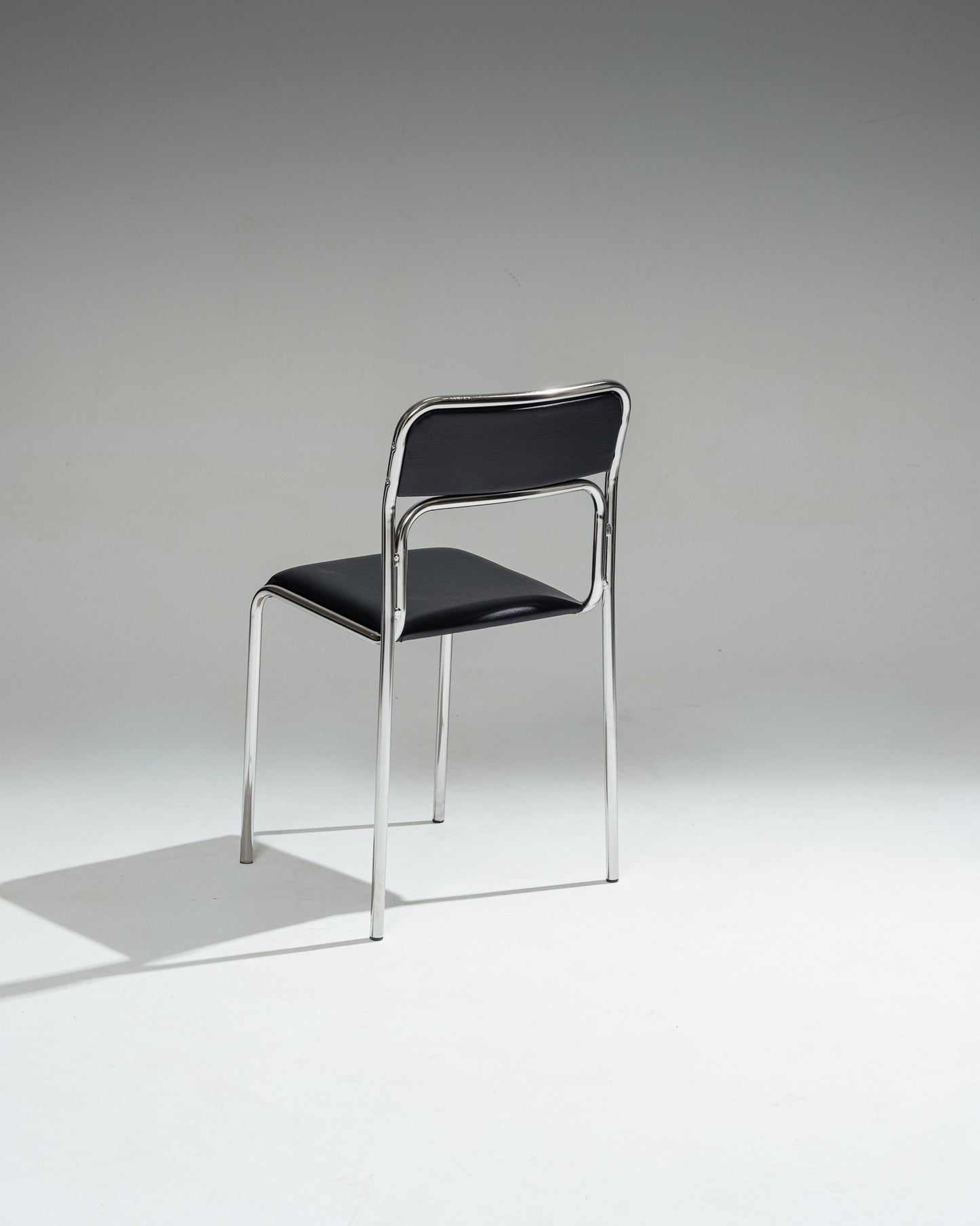 CHAISE EN ACIER TUBULAIRE ET SIMILI CUIR NOIR, 1980s
