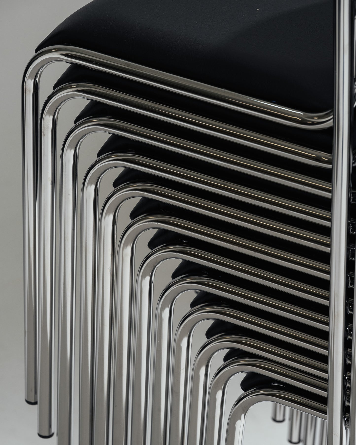 PAIRE DE CHAISES EN ACIER TUBULAIRE ET SIMILI CUIR NOIR, 1980s