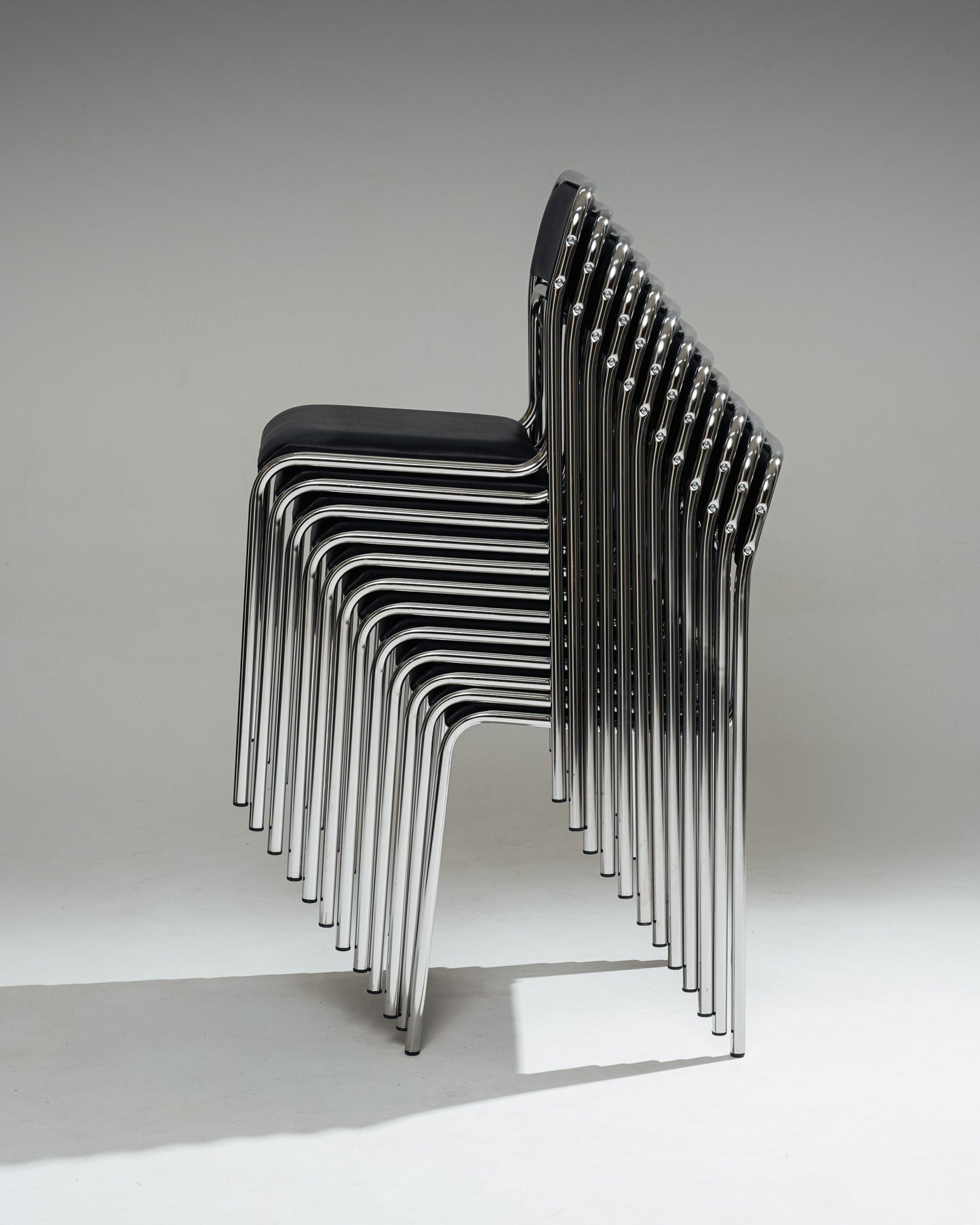 CHAISE EN ACIER TUBULAIRE ET SIMILI CUIR NOIR, 1980s