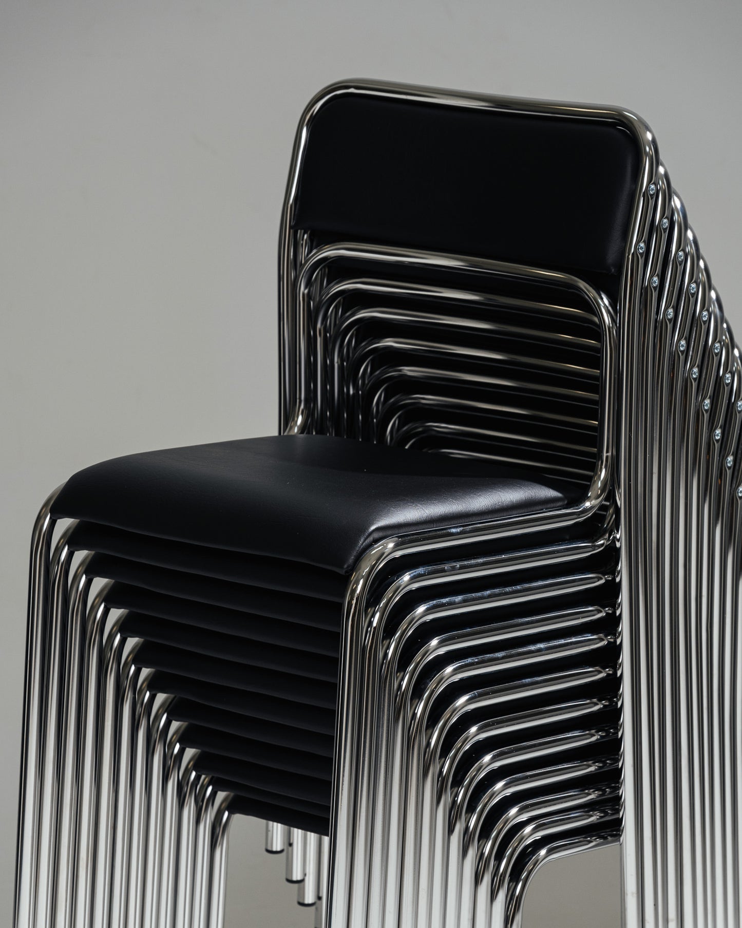 CHAISE EN ACIER TUBULAIRE ET SIMILI CUIR NOIR, 1980s