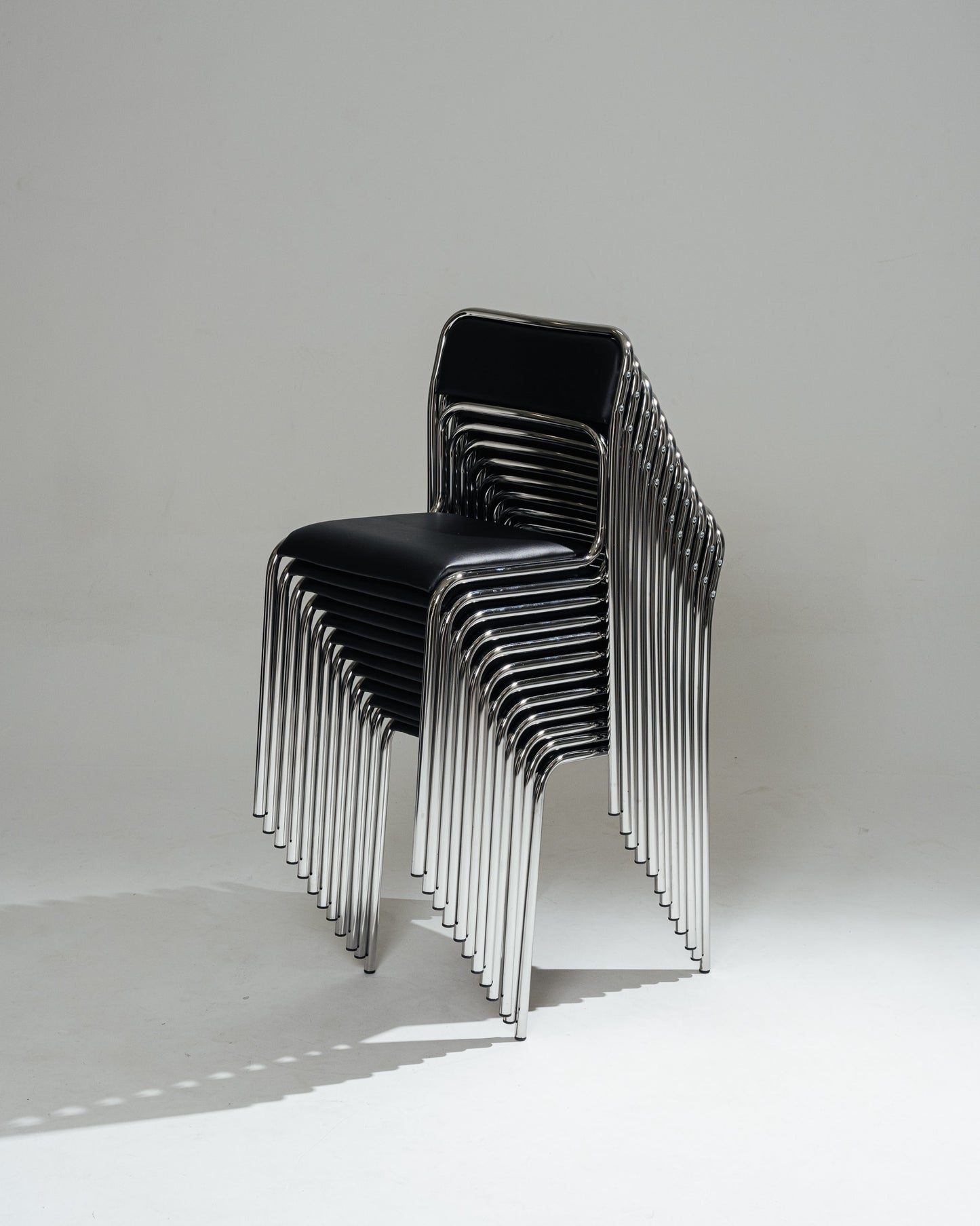 SET DE 8 CHAISES EN ACIER TUBULAIRE ET SIMILI CUIR NOIR, 1980s