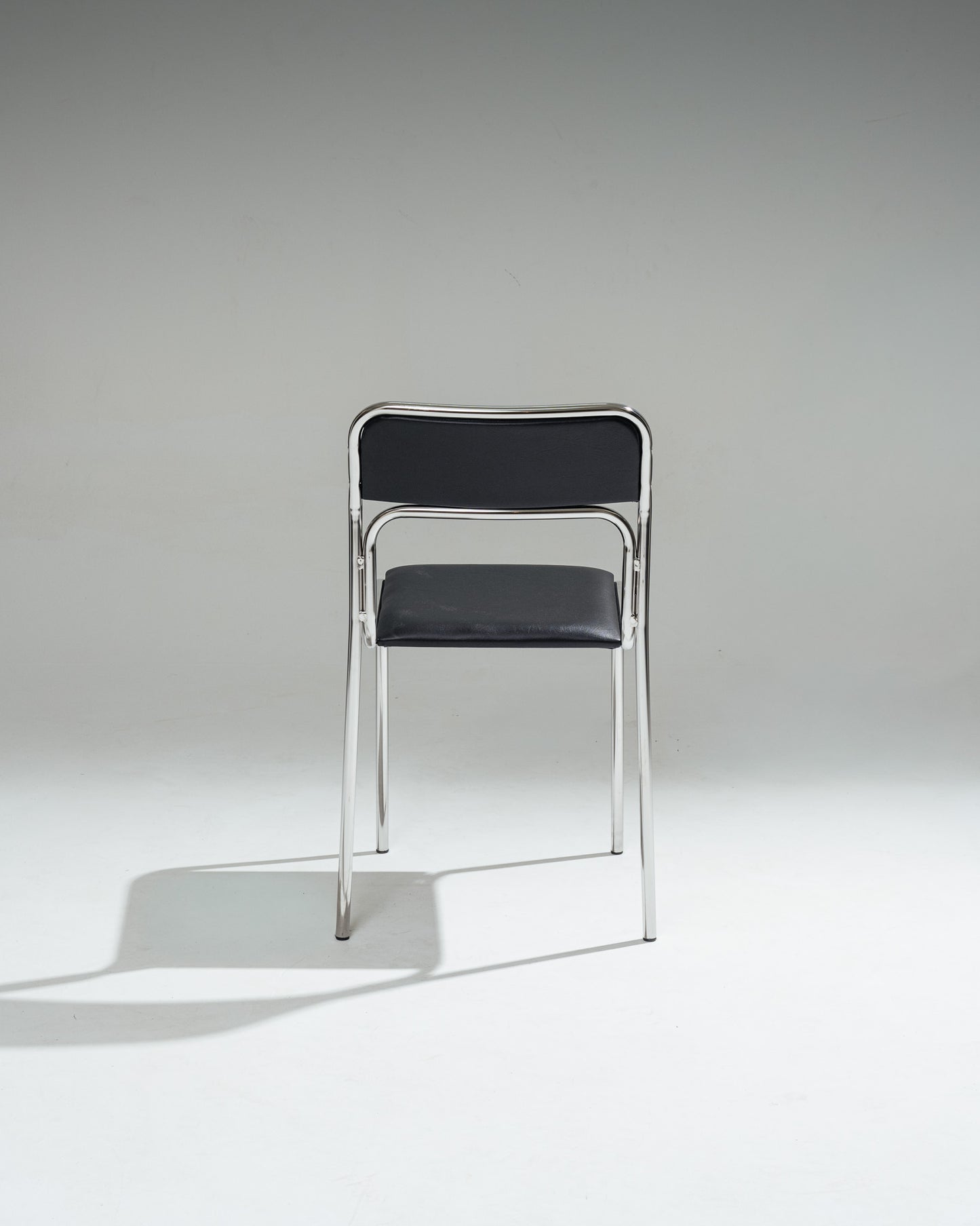 PAIRE DE CHAISES EN ACIER TUBULAIRE ET SIMILI CUIR NOIR, 1980s
