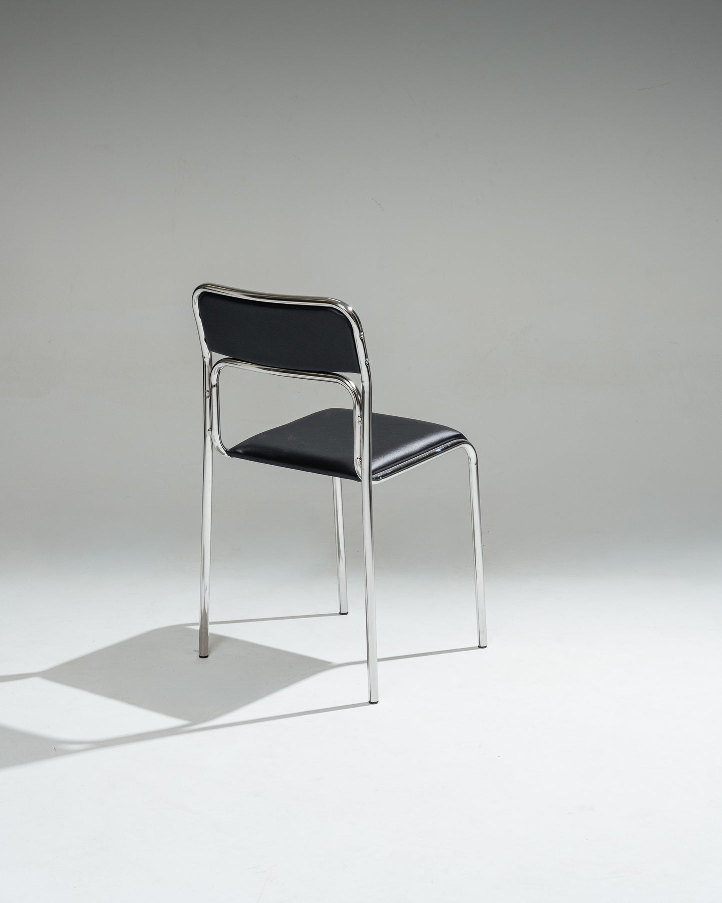 CHAISE EN ACIER TUBULAIRE ET SIMILI CUIR NOIR, 1980s