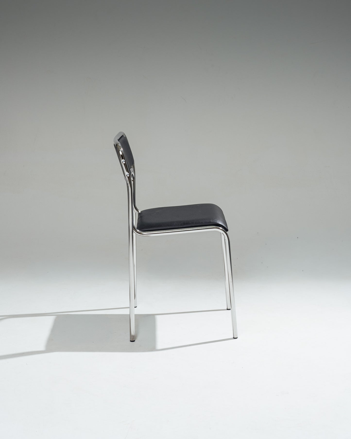 CHAISE EN ACIER TUBULAIRE ET SIMILI CUIR NOIR, 1980s