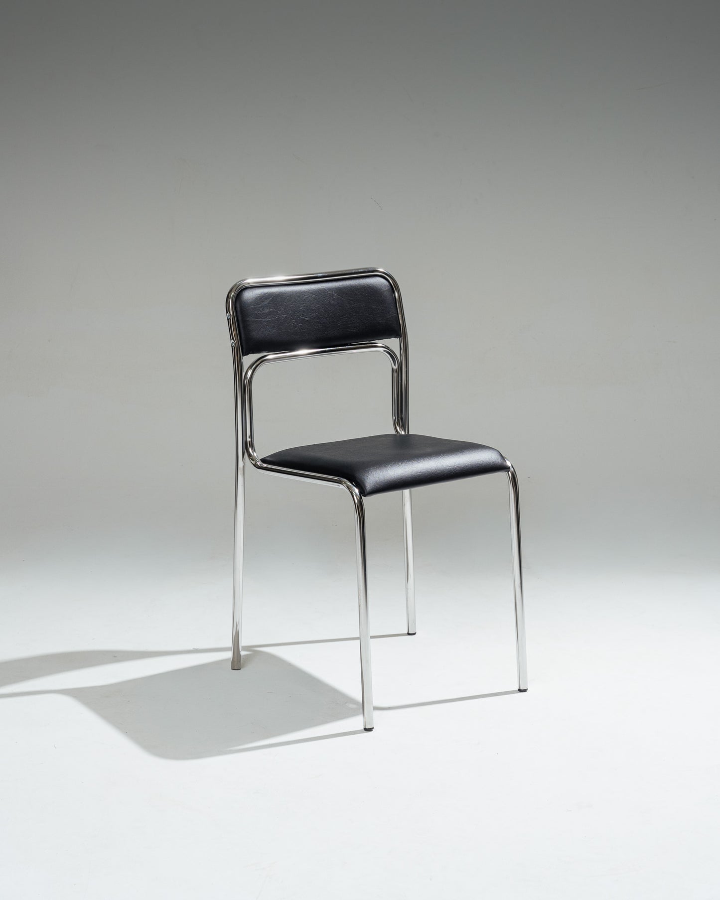 PAIRE DE CHAISES EN ACIER TUBULAIRE ET SIMILI CUIR NOIR, 1980s