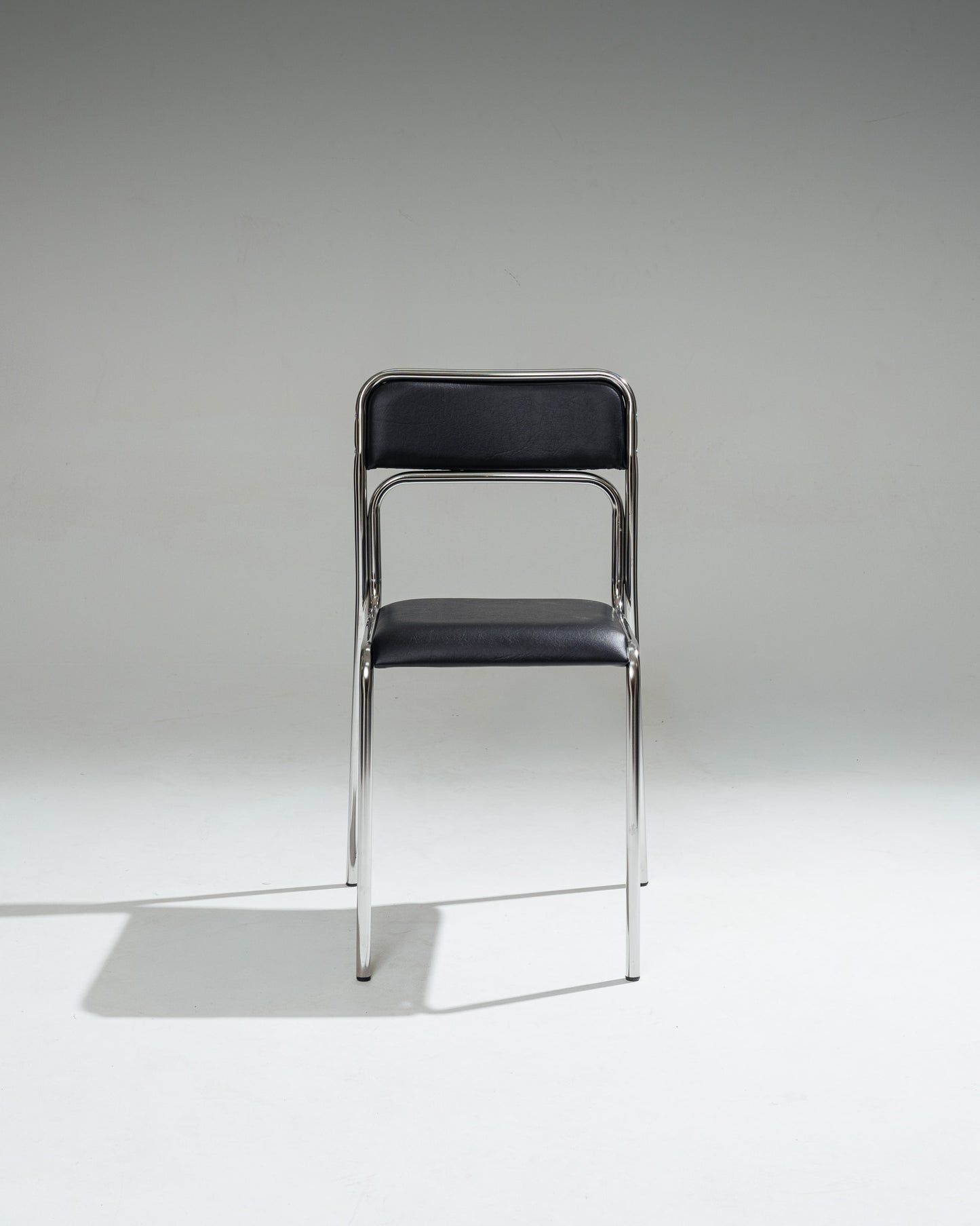 CHAISE EN ACIER TUBULAIRE ET SIMILI CUIR NOIR, 1980s