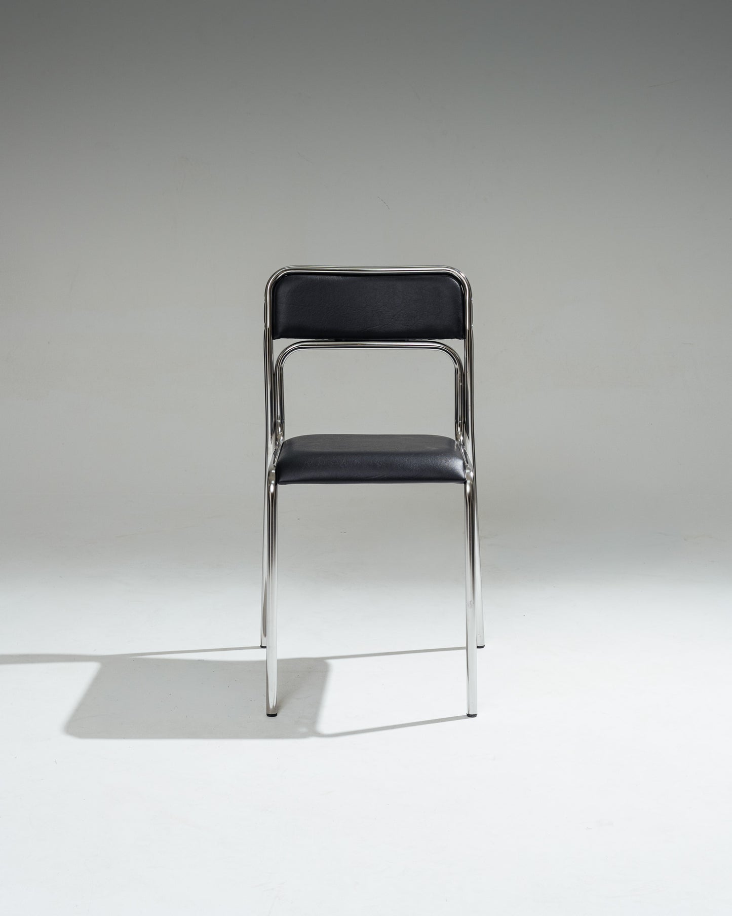 PAIRE DE CHAISES EN ACIER TUBULAIRE ET SIMILI CUIR NOIR, 1980s