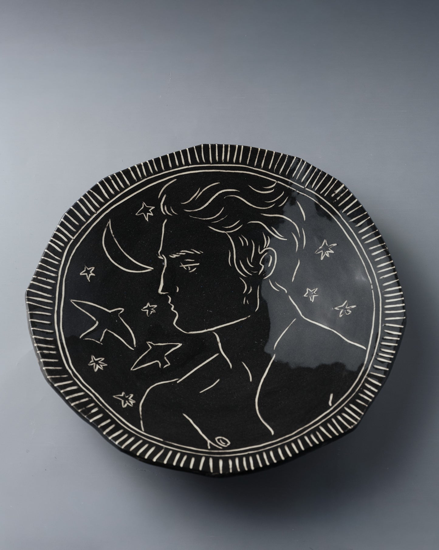 ASSIETTE NOIRE EN CÉRAMIQUE, ELDAROV.T