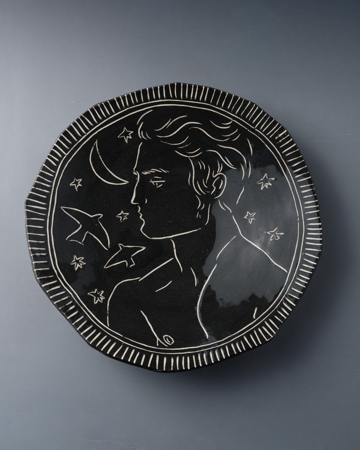 ASSIETTE NOIRE EN CÉRAMIQUE, ELDAROV.T