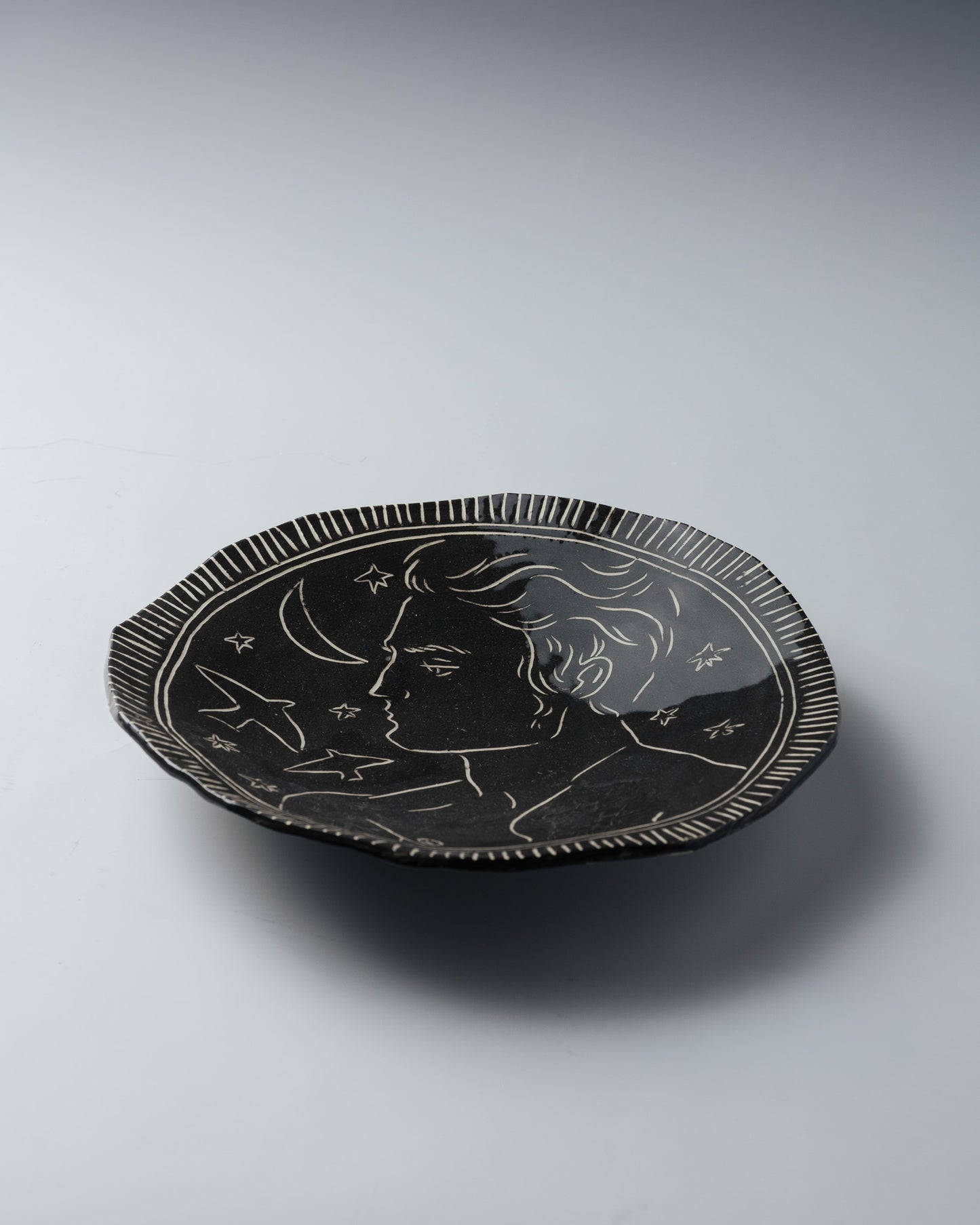 ASSIETTE NOIRE EN CÉRAMIQUE, ELDAROV.T