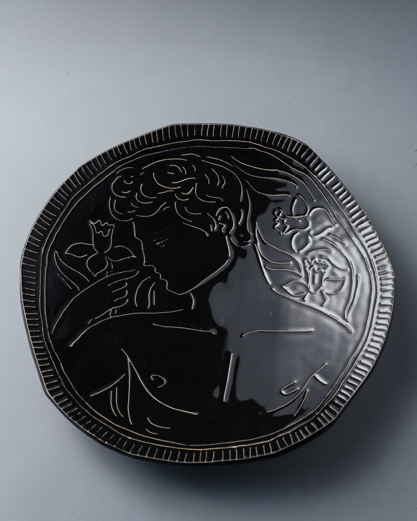 ASSIETTE NOIRE EN CÉRAMIQUE, ELDAROV.T
