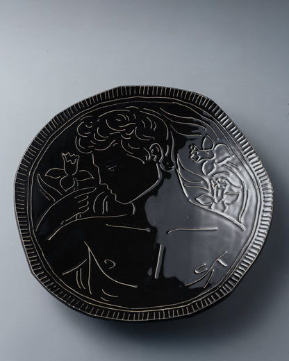 ASSIETTE NOIRE EN CÉRAMIQUE, ELDAROV.T