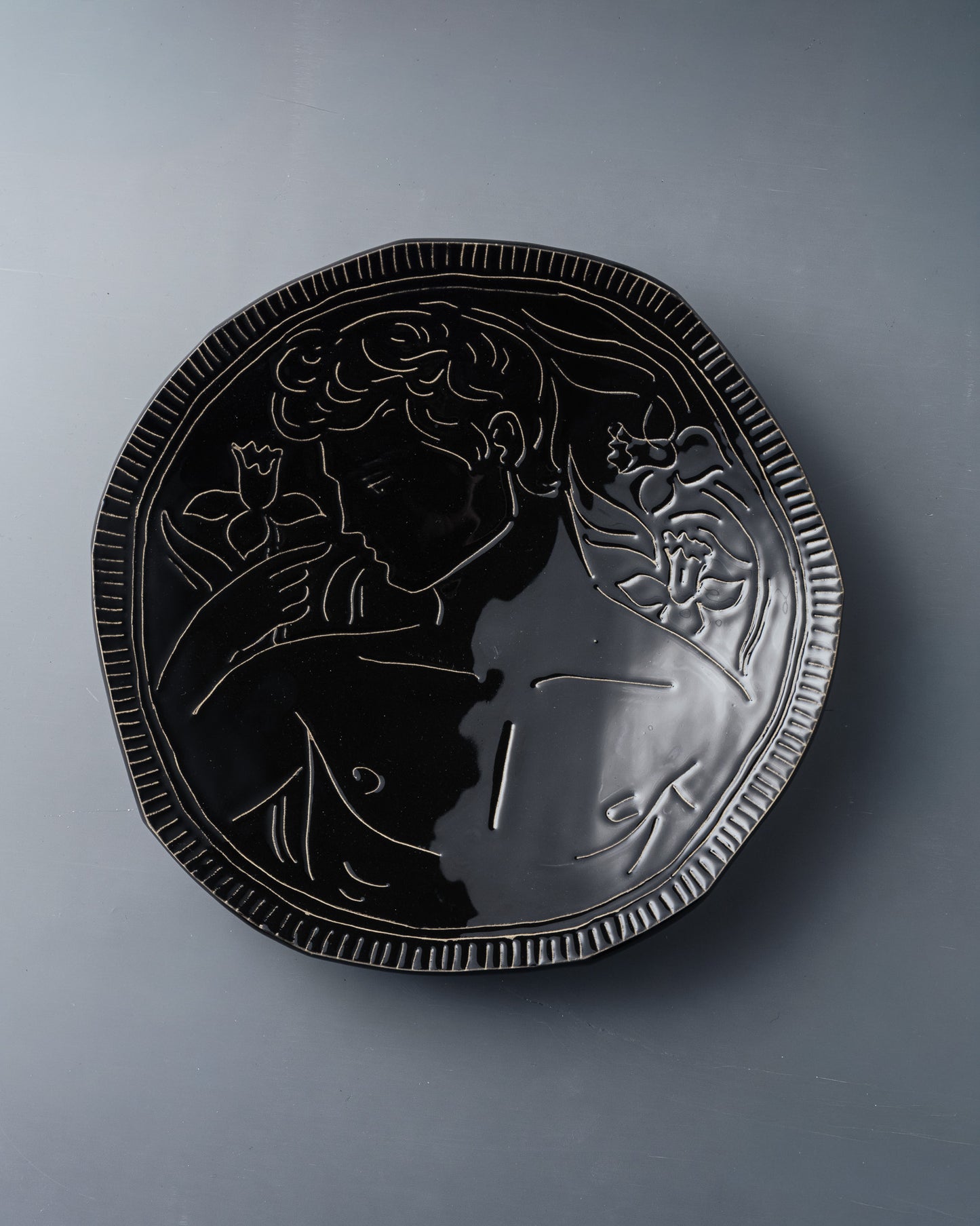 ASSIETTE NOIRE EN CÉRAMIQUE, ELDAROV.T
