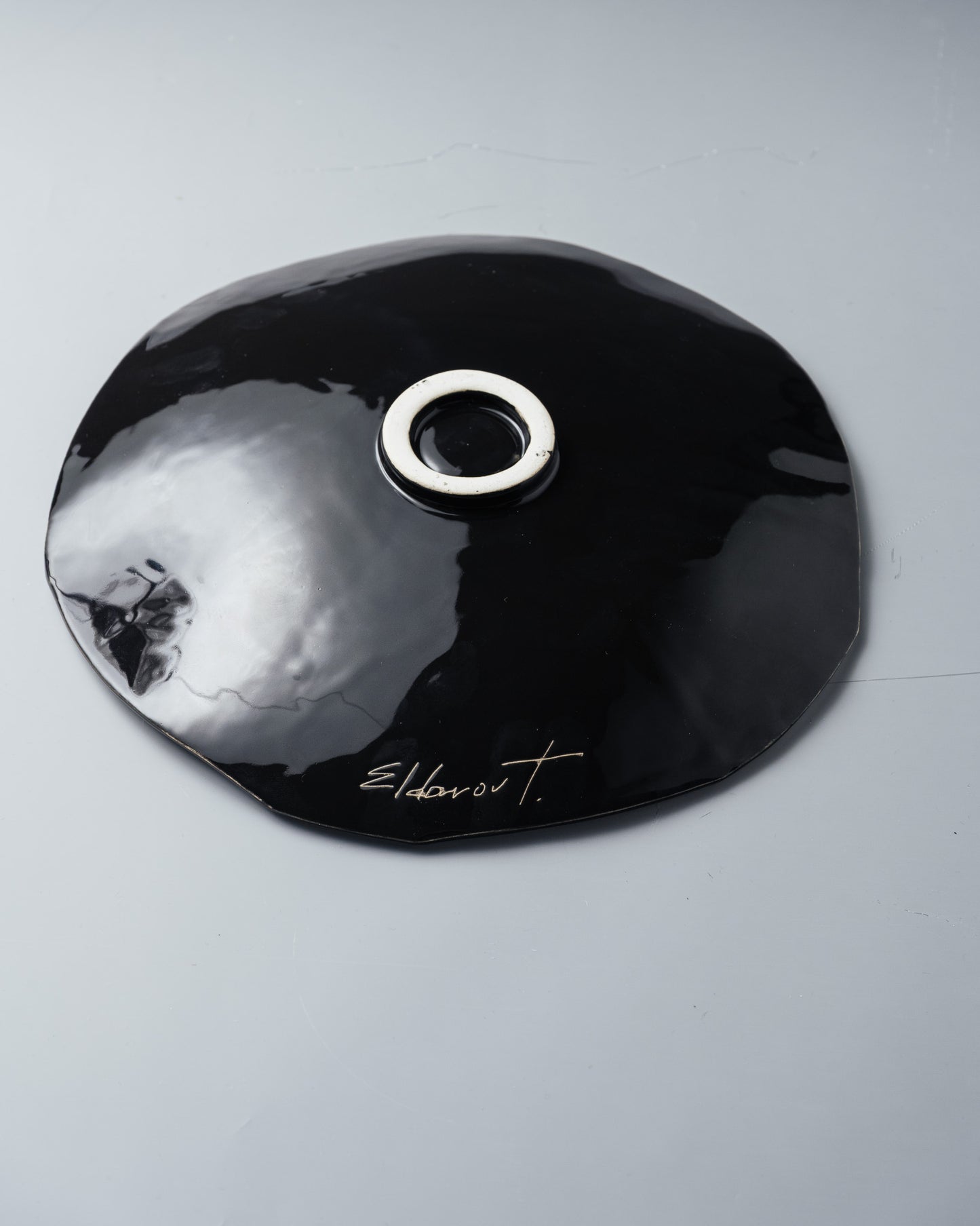 ASSIETTE NOIRE EN CÉRAMIQUE, ELDAROV.T