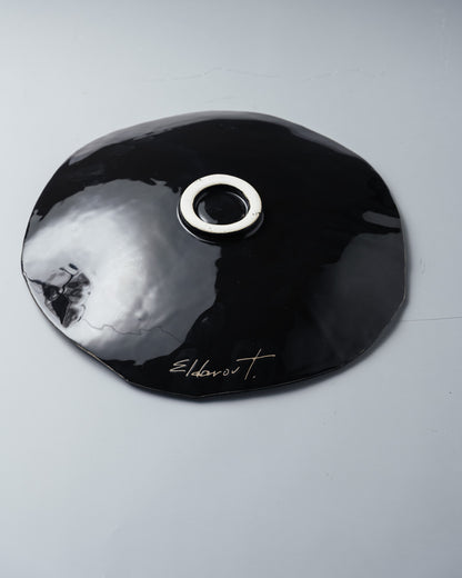 ASSIETTE NOIRE EN CÉRAMIQUE, ELDAROV.T