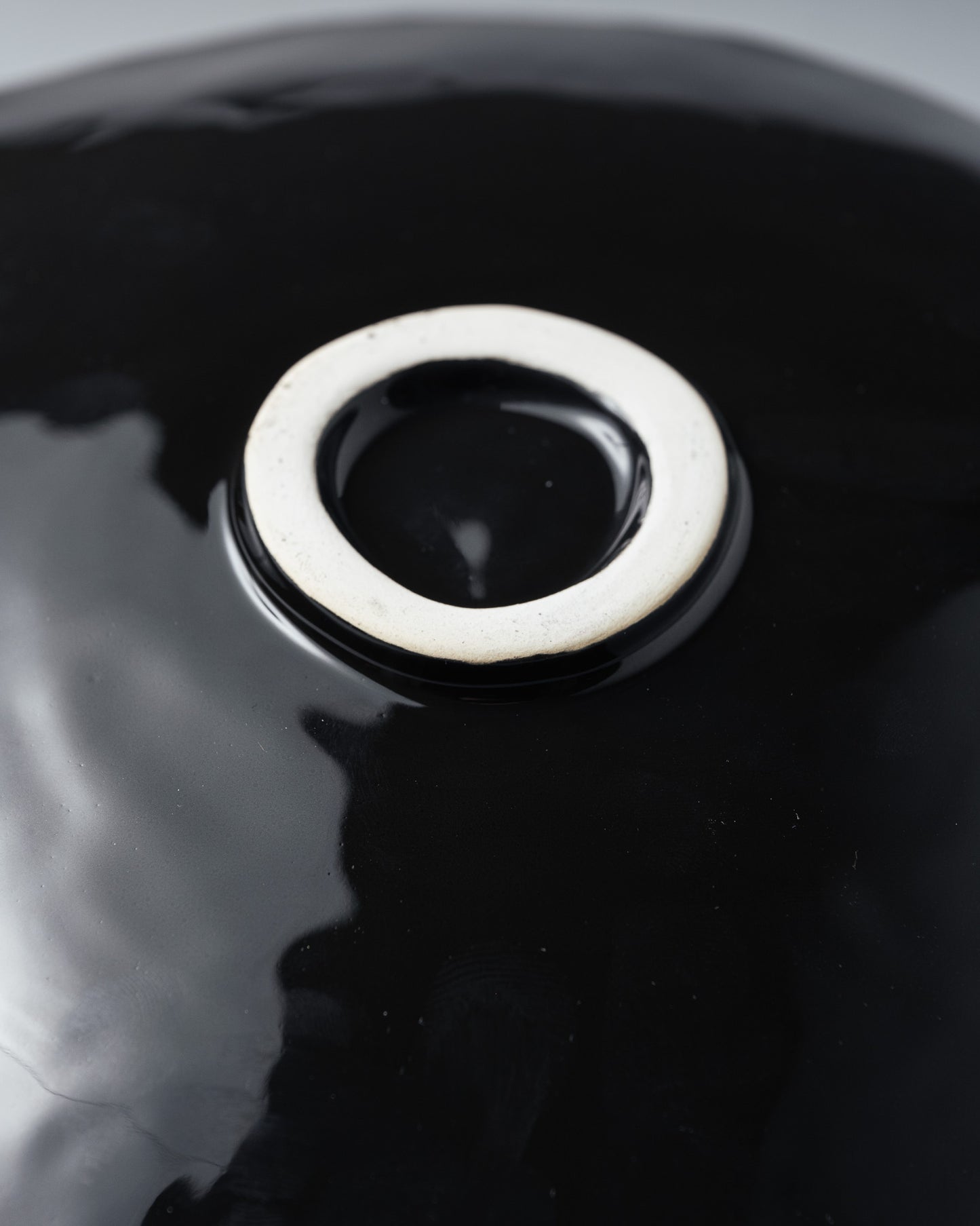ASSIETTE NOIRE EN CÉRAMIQUE, ELDAROV.T