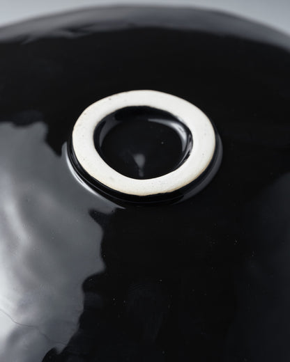 ASSIETTE NOIRE EN CÉRAMIQUE, ELDAROV.T