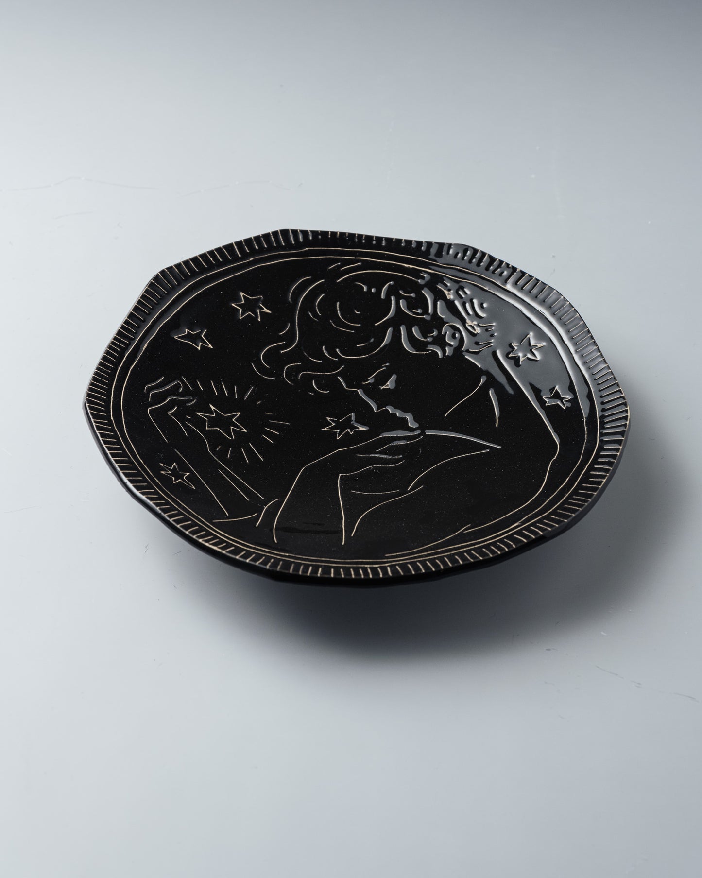 ASSIETTE NOIRE EN CÉRAMIQUE, ELDAROV.T