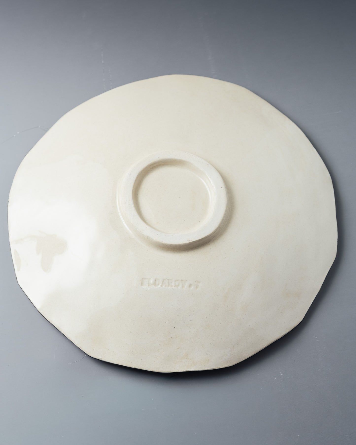 ASSIETTE NOIRE EN CÉRAMIQUE, ELDAROV.T