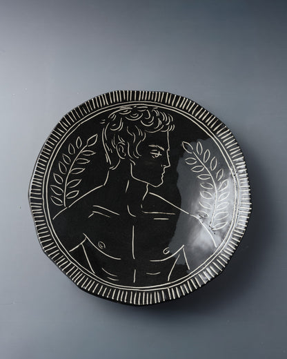 ASSIETTE NOIRE EN CÉRAMIQUE, ELDAROV.T
