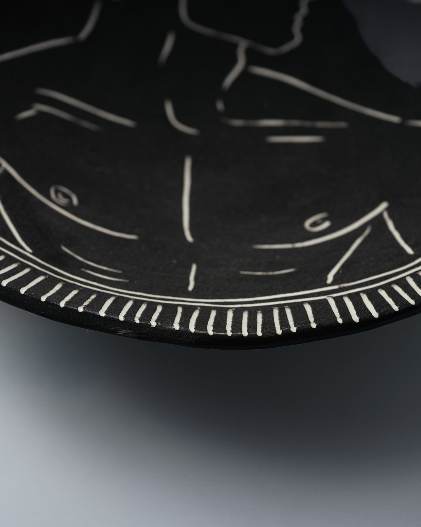 ASSIETTE NOIRE EN CÉRAMIQUE, ELDAROV.T
