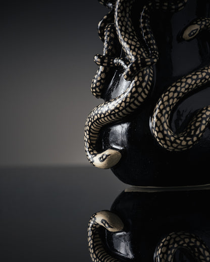 VASE NOIR 'THRIVING IN DARKNESS'