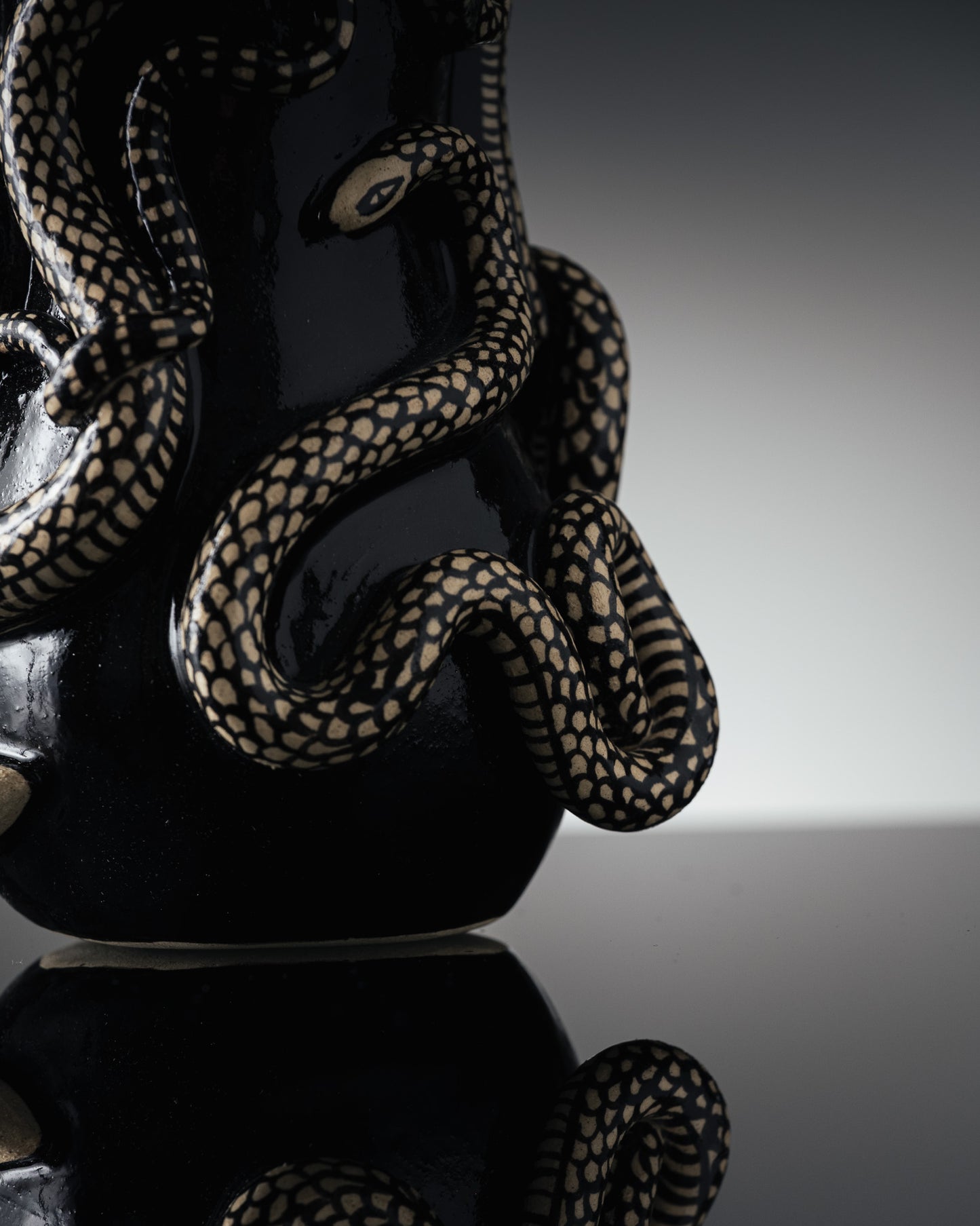 VASE NOIR 'THRIVING IN DARKNESS'