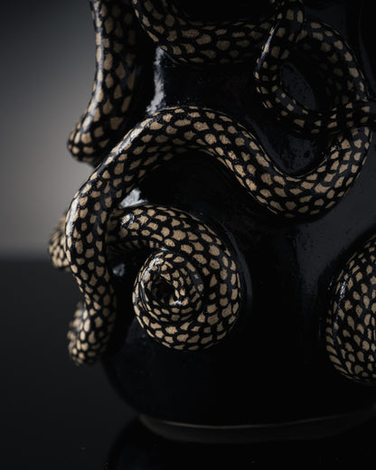 VASE NOIR 'THRIVING IN DARKNESS'