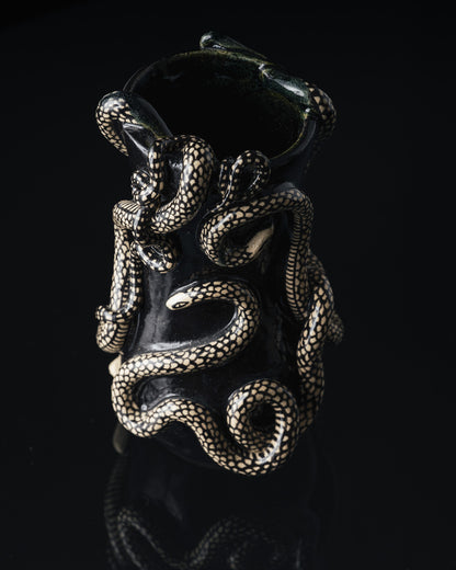 VASE NOIR 'THRIVING IN DARKNESS'