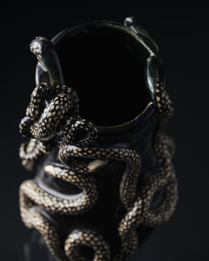 VASE NOIR 'THRIVING IN DARKNESS'