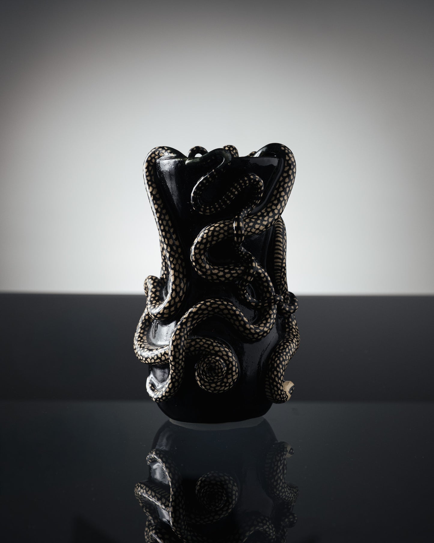 VASE NOIR 'THRIVING IN DARKNESS'