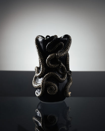 VASE NOIR 'THRIVING IN DARKNESS'