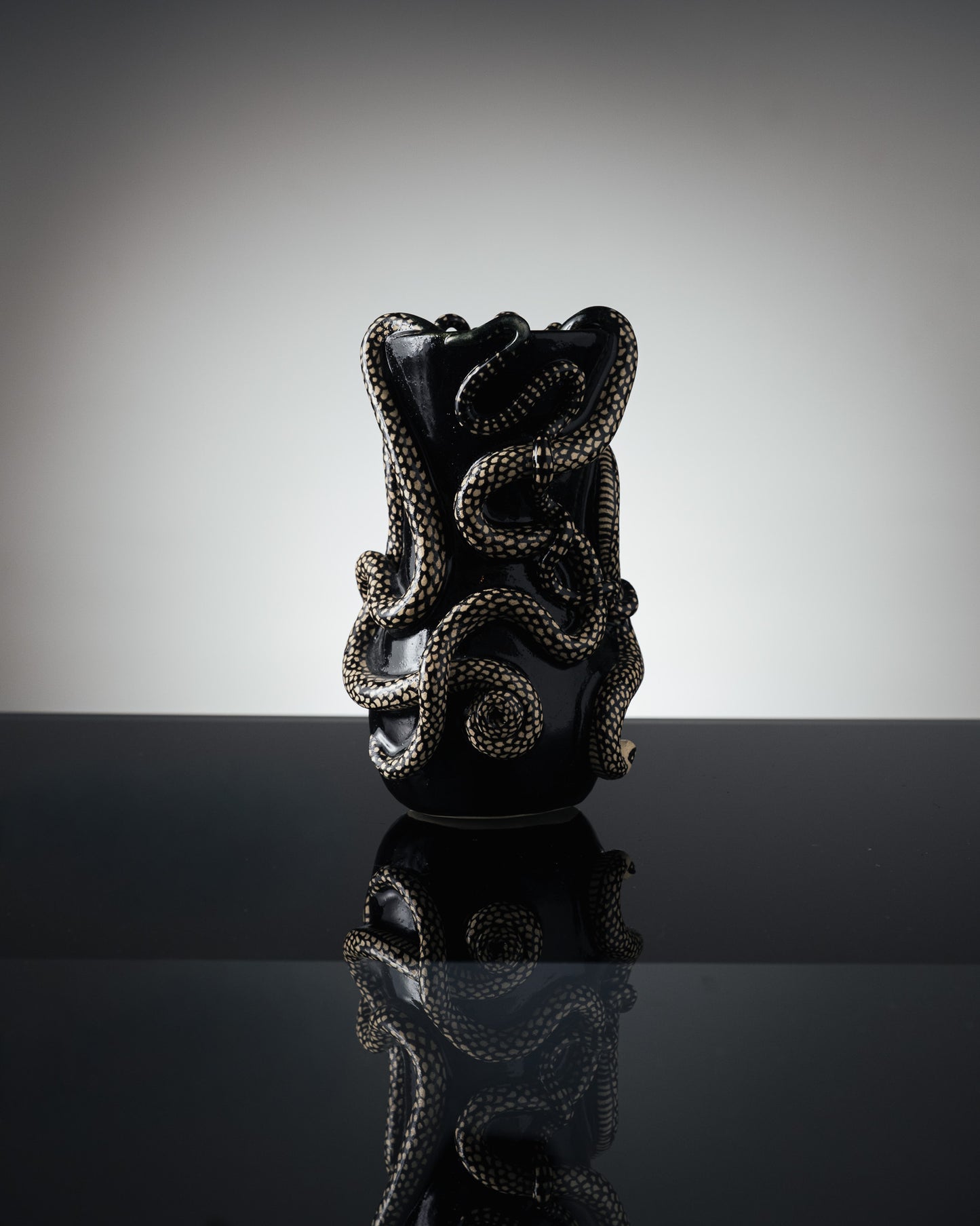 VASE NOIR 'THRIVING IN DARKNESS'