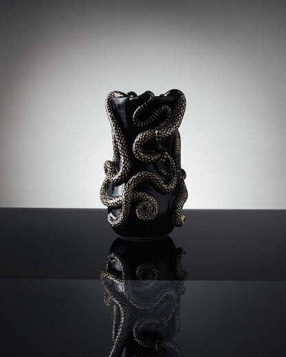 VASE NOIR 'THRIVING IN DARKNESS'