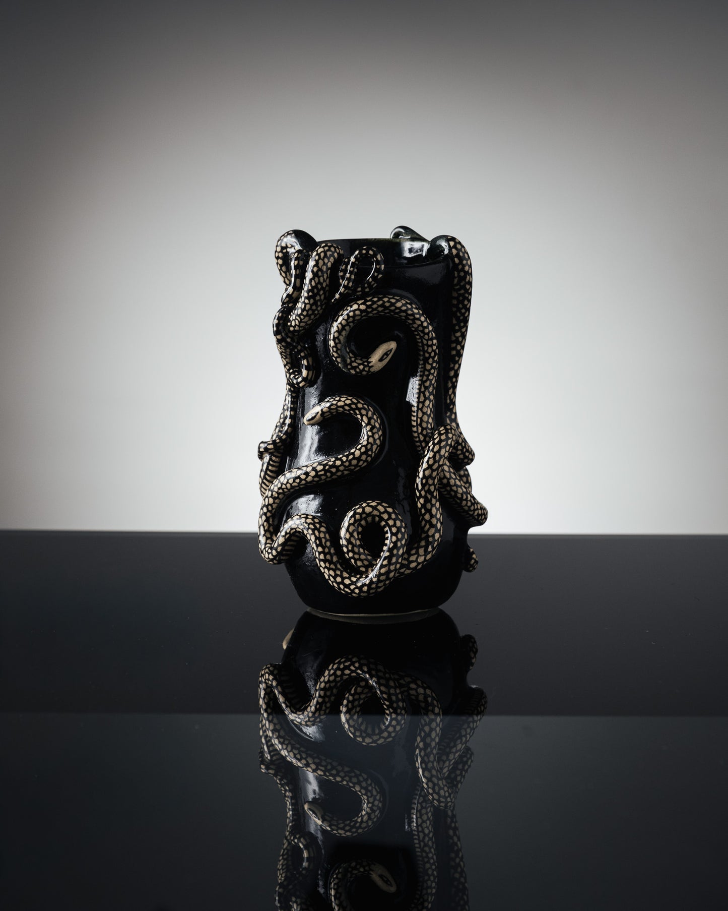 VASE NOIR 'THRIVING IN DARKNESS'